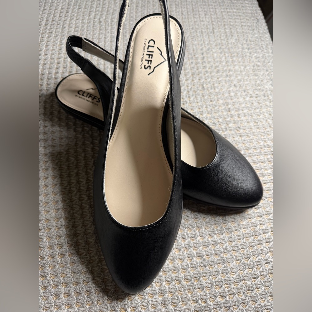 Cliffs by WHITE MOUNTAIN Black Pointed Slingback Flats